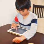 小学生の通信教育は「紙教材」「タブレット教材」どっちがおすすめ？